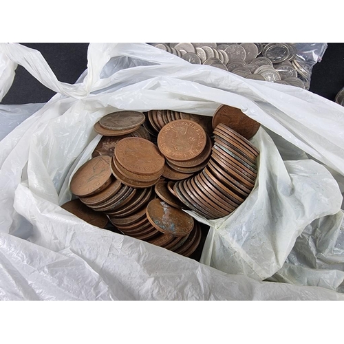 529 - Coins: a quantity of UK and world coins.