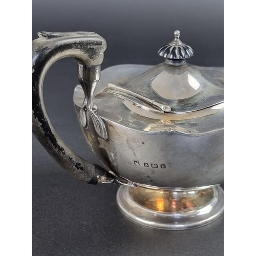 6 - An Edwardian silver three piece tea set, by The Alexander Clark Manufacturing Co, Birmingham 1909, 6... 