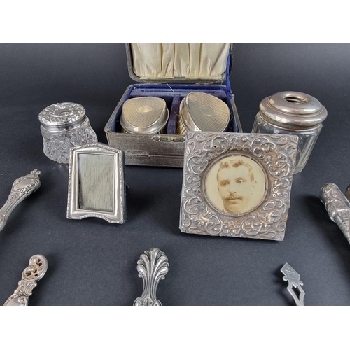 80 - A mixed group of silver and silver mounted items, to include: a pair of Victorian glove stretchers, ... 