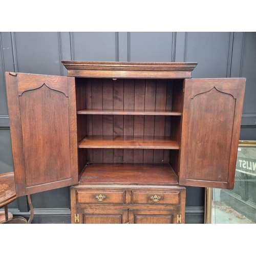 1099 - A good reproduction 'Ipswich' oak press cupboard, 103cm wide.