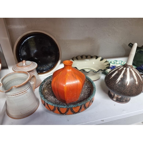 1152 - Studio pottery: a mixed group of items; and other ceramics. (two shelves)