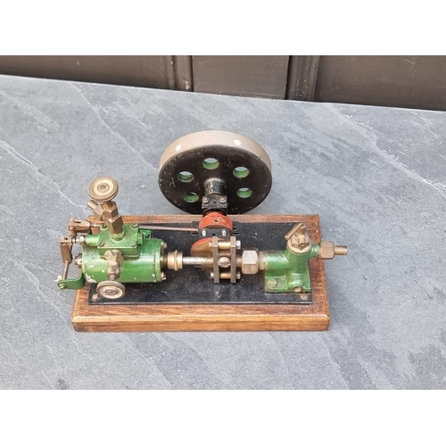 1356 - A vintage stationary live steam engine, possibly scratchbuilt, on oak base, 21cm wide.... 