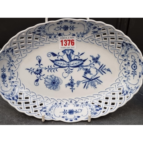 1376 - Two Meissen 'Onion' pattern dishes, each with pierced rims, largest 25cm wide. (2)