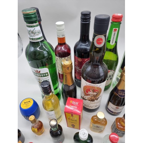 128 - A mixed lot, to include Vermouth. 