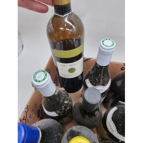 141 - A mixed group of White Wine, to include four 75cl bottle of Pouilly Fume, 1999. (15)... 