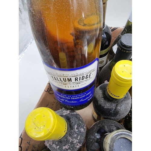 141 - A mixed group of White Wine, to include four 75cl bottle of Pouilly Fume, 1999. (15)... 