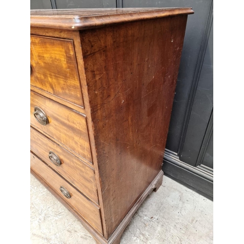 1043 - A George III mahogany chest of drawers, 111cm wide.