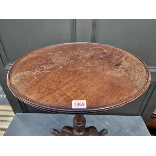 1069 - A George III mahogany circular tripod table, with dished top, 48.5cm diameter. ... 