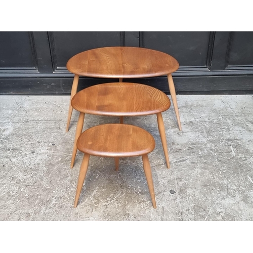 1093 - A nest of three vintage Ercol elm 'Pebble' tables, largest 65cm wide. (3)