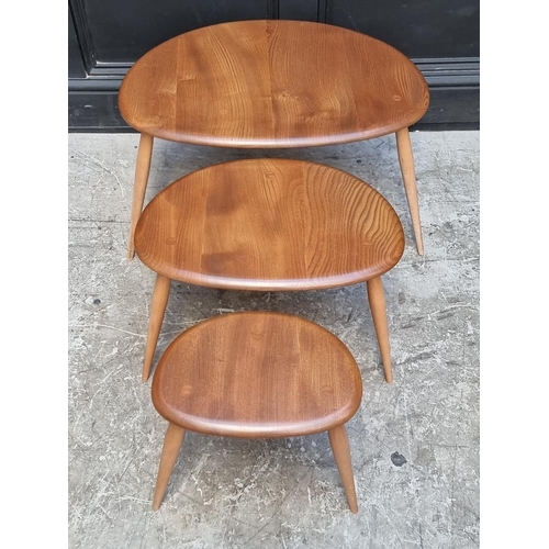 1093 - A nest of three vintage Ercol elm 'Pebble' tables, largest 65cm wide. (3)