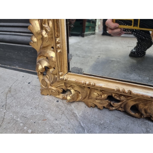 1098 - A Florentine carved giltwood rectangular wall mirror, 90 x 74cm.