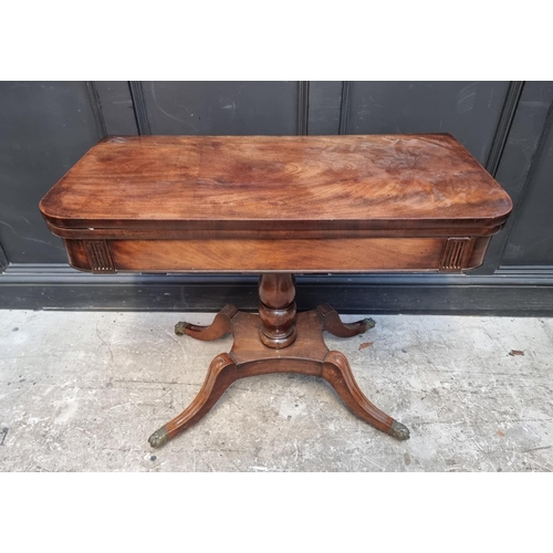 1124 - A George IV mahogany pedestal card table, 91.5cm wide.