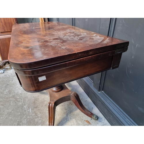 1124 - A George IV mahogany pedestal card table, 91.5cm wide.