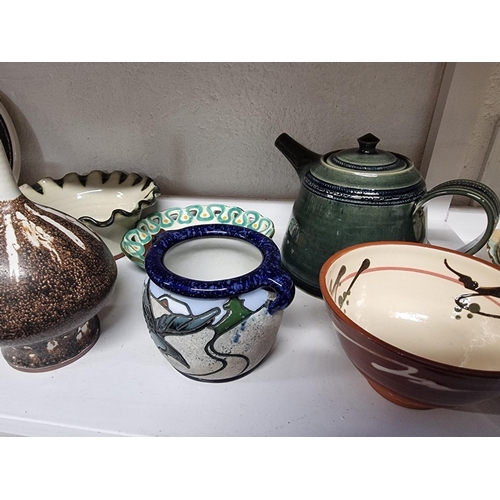 1152 - Studio pottery: a mixed group of items; and other ceramics. (two shelves)