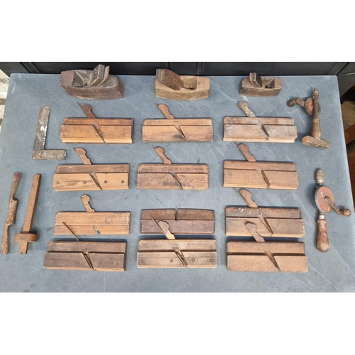 1219 - A collection of carpenter's planes and other related wood working tools. 