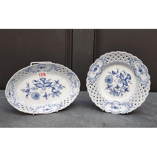 1376 - Two Meissen 'Onion' pattern dishes, each with pierced rims, largest 25cm wide. (2)