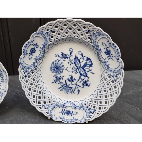 1376 - Two Meissen 'Onion' pattern dishes, each with pierced rims, largest 25cm wide. (2)