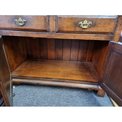 1099 - A good reproduction 'Ipswich' oak press cupboard, 103cm wide.