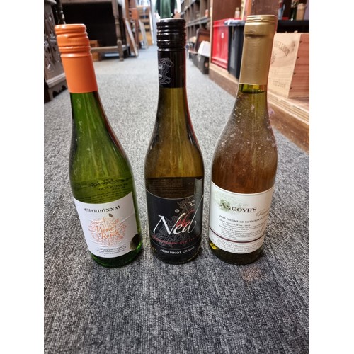 141 - A mixed group of White Wine, to include four 75cl bottle of Pouilly Fume, 1999. (15)... 