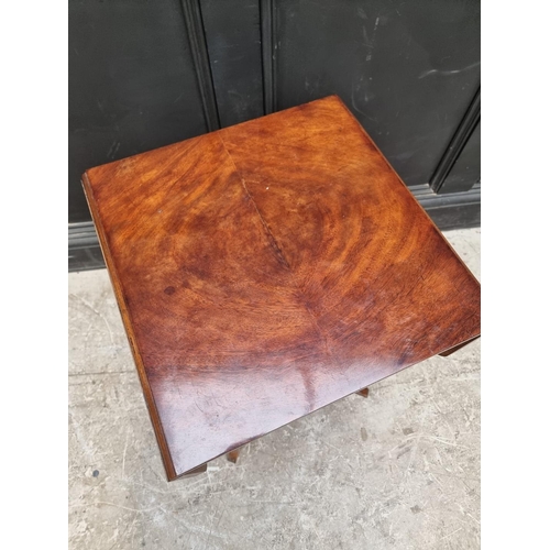 1261 - A small reproduction mahogany drop leaf pedestal table, by Reprodux, 46.5cm wide when close.... 