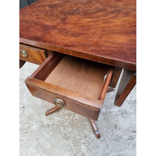 1261 - A small reproduction mahogany drop leaf pedestal table, by Reprodux, 46.5cm wide when close.... 