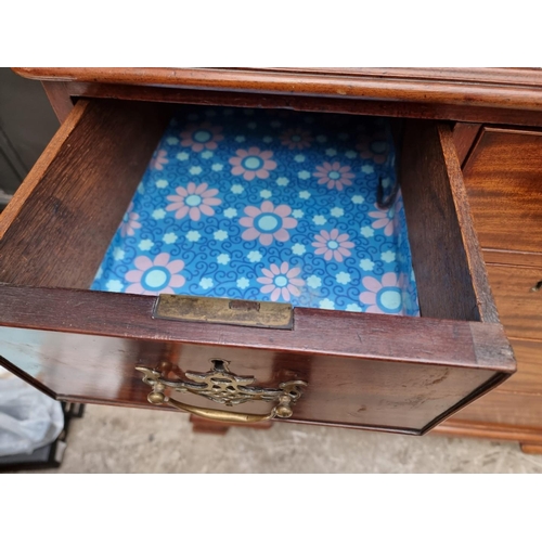 1269 - A George III mahogany chest of drawers, 99.5cm wide.