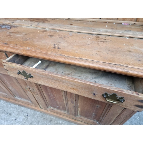 1289 - An antique pine dresser and rack, 170.5cm wide.