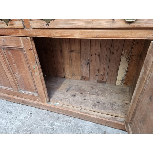 1289 - An antique pine dresser and rack, 170.5cm wide.