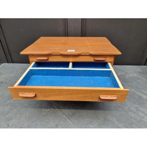 1252 - A reproduction oak jewellery chest, 45cm wide.