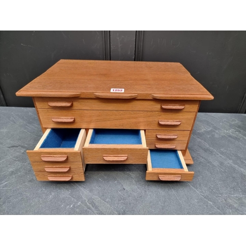 1252 - A reproduction oak jewellery chest, 45cm wide.