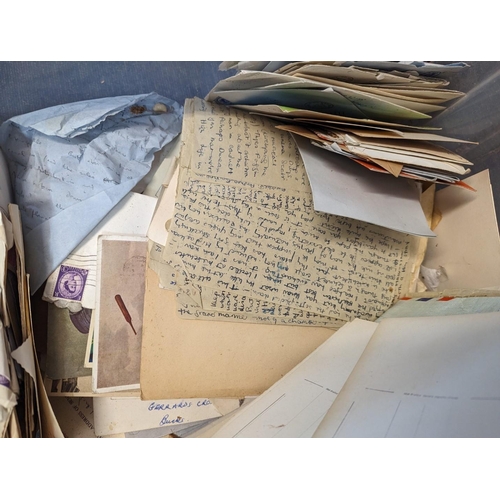 370 - CORRESPONDENCE/EPHEMERA: quantity in box. 