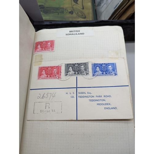 425 - STAMPS: a quantity in tray, loose in envelopes and 3 albums. (Qty)