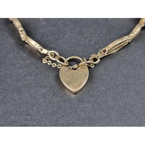 1038 - A 9ct gold gate link bracelet, with padlock clasp, 14g.