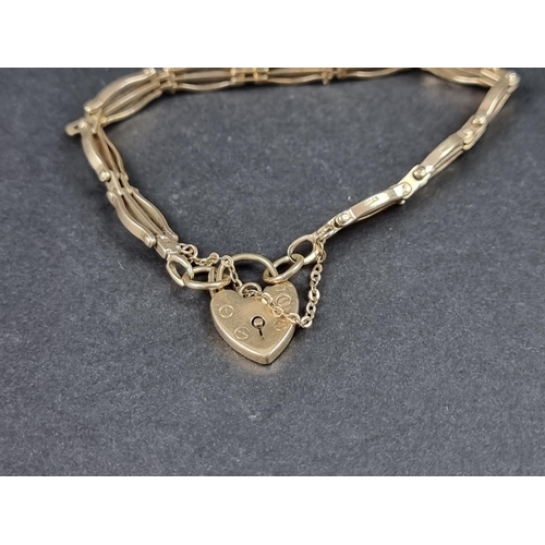 1038 - A 9ct gold gate link bracelet, with padlock clasp, 14g.