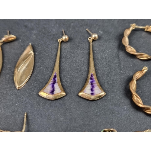 1068 - A group of jewellery, to include some 9ct gold gem set items, gross weighable 11.8g.... 