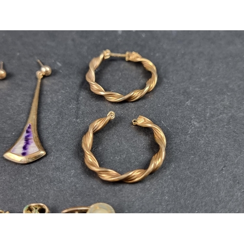 1068 - A group of jewellery, to include some 9ct gold gem set items, gross weighable 11.8g.... 