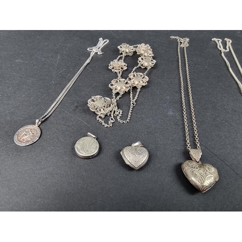 1075 - A quantity of silver and white metal jewellery.