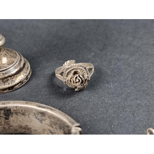 1084 - A small quantity of silver and white metal jewellery; together with a miniature silver trophy cup. (... 