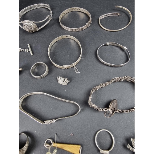 1088 - A quantity of silver and similar jewellery.