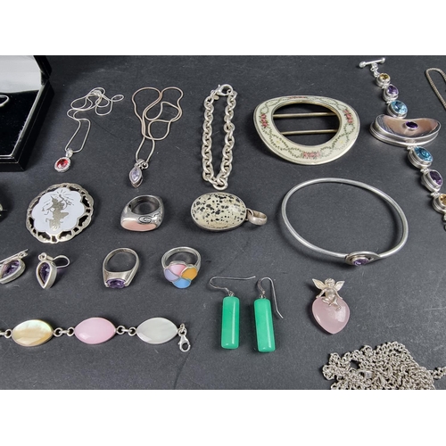 1090 - A quantity of silver and other jewellery.