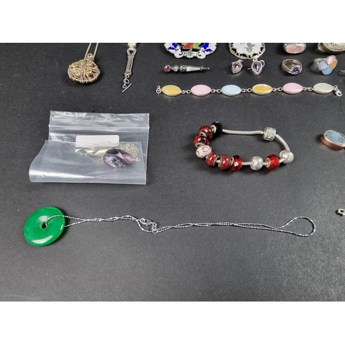 1090 - A quantity of silver and other jewellery.