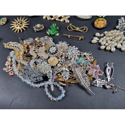 1126 - A quantity of costume jewellery brooches.