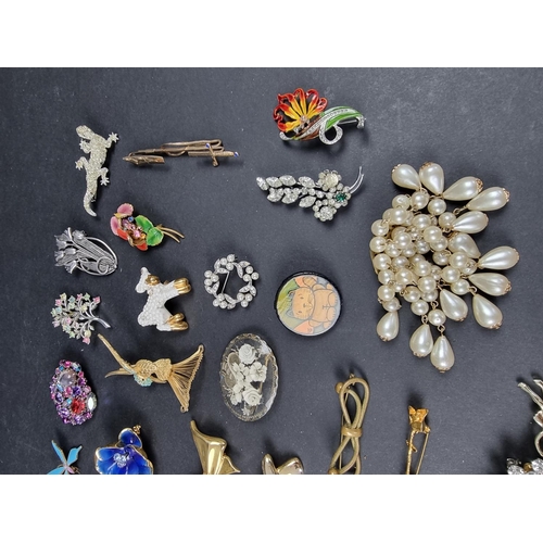 1126 - A quantity of costume jewellery brooches.