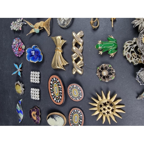 1126 - A quantity of costume jewellery brooches.