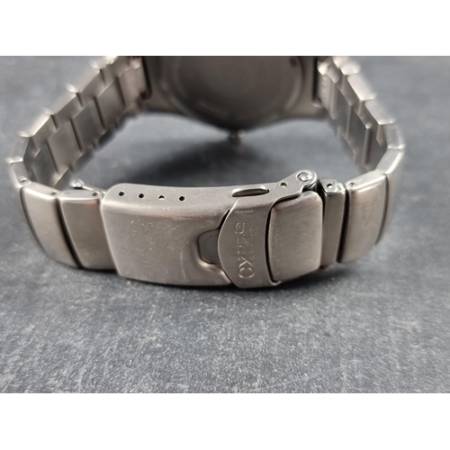 1146 - A Seiko Kinetic Auto Relay titanium wristwatch, 40mm, Ref. 5J22-0889, on original bracelet.... 