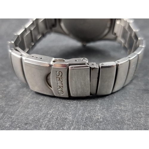 1147 - A Seiko Kinetic Auto Relay stainless steel wristwatch, 40mm, Ref. 5J22-0D20, on original bracelet.... 