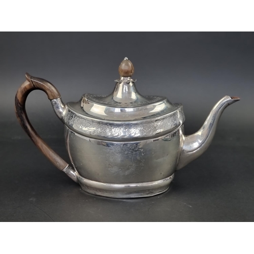 607 - A George III Irish silver teapot, by Gustavus Byrne, Dublin 1801, 21cm high, gross weight 638g.... 