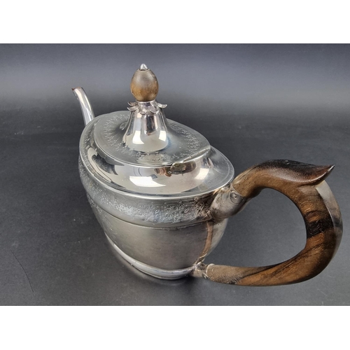 607 - A George III Irish silver teapot, by Gustavus Byrne, Dublin 1801, 21cm high, gross weight 638g.... 