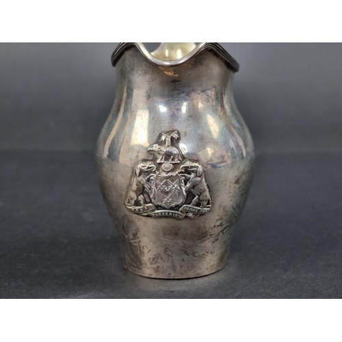 611 - The Worshipful Company of Cutlers: an Edwardian crested silver milk jug, having gilt interior, by T ... 