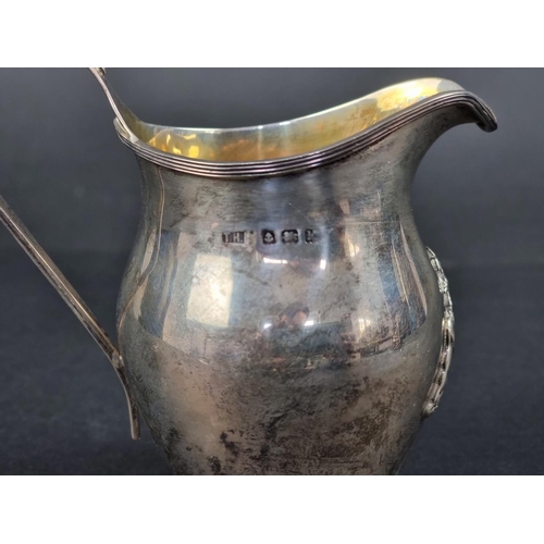 611 - The Worshipful Company of Cutlers: an Edwardian crested silver milk jug, having gilt interior, by T ... 